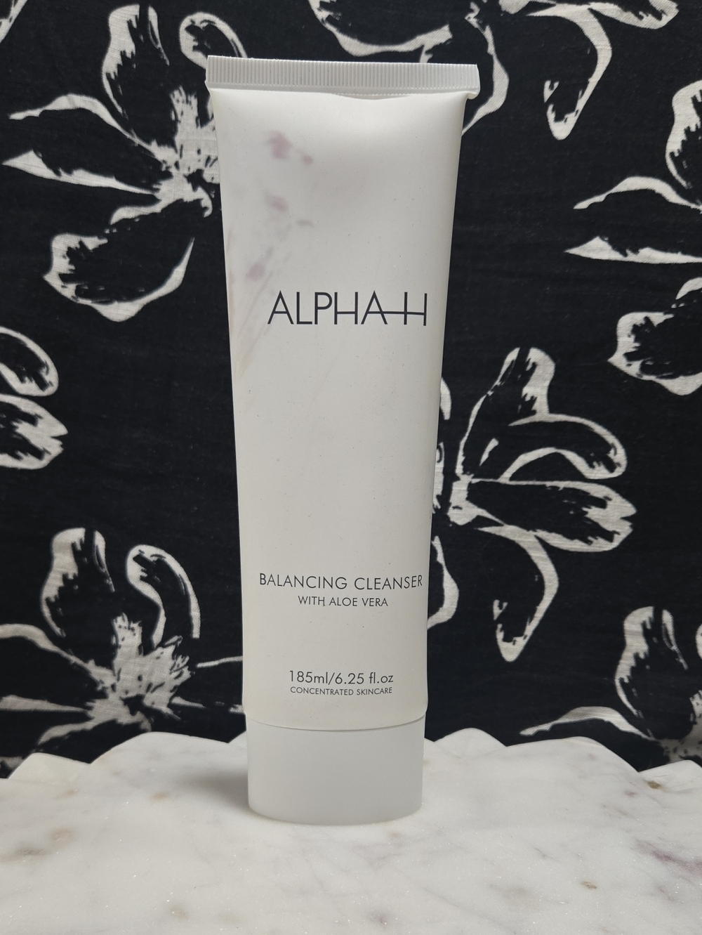 Balancing Cleanser with Aloe Vera — White